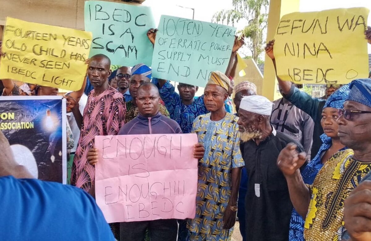 Residents of Lalupon, environs disrupt IBEDC operations in protest of 10-year power outage